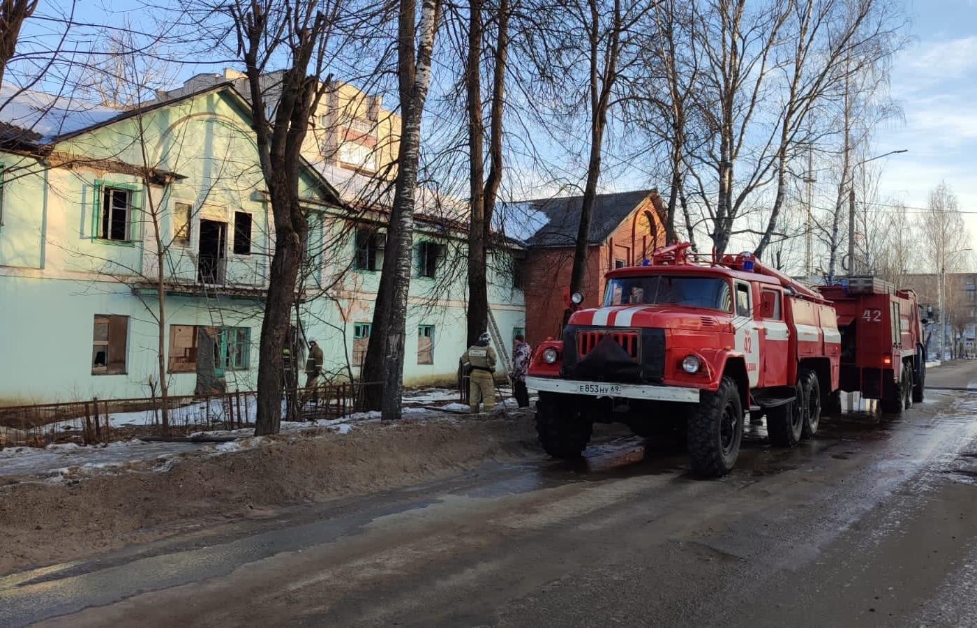 В Нелидово пожарные потушили заброшенный профилакторий