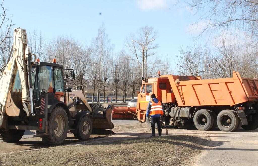 Дороги Твери начали убирать от зимней грязи