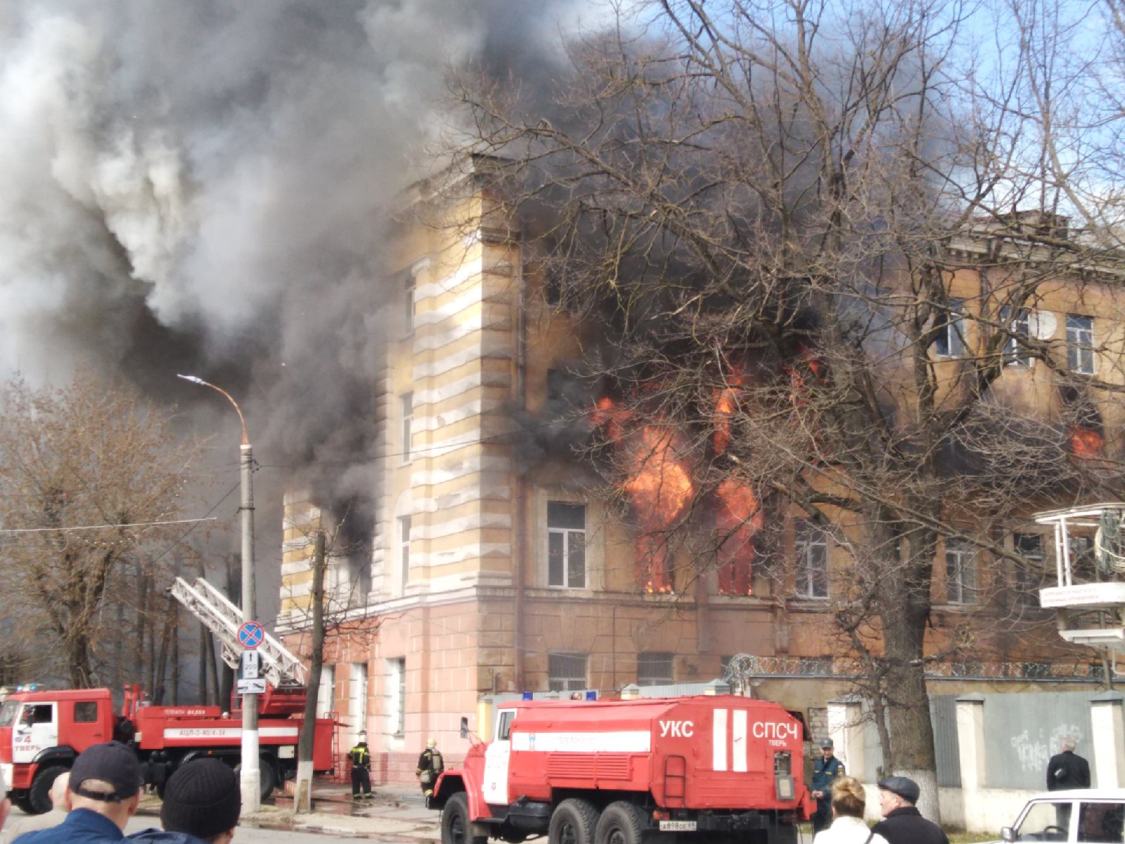 Один человек погиб на пожаре в ЦНИИ ВКС в Твери - СМИ