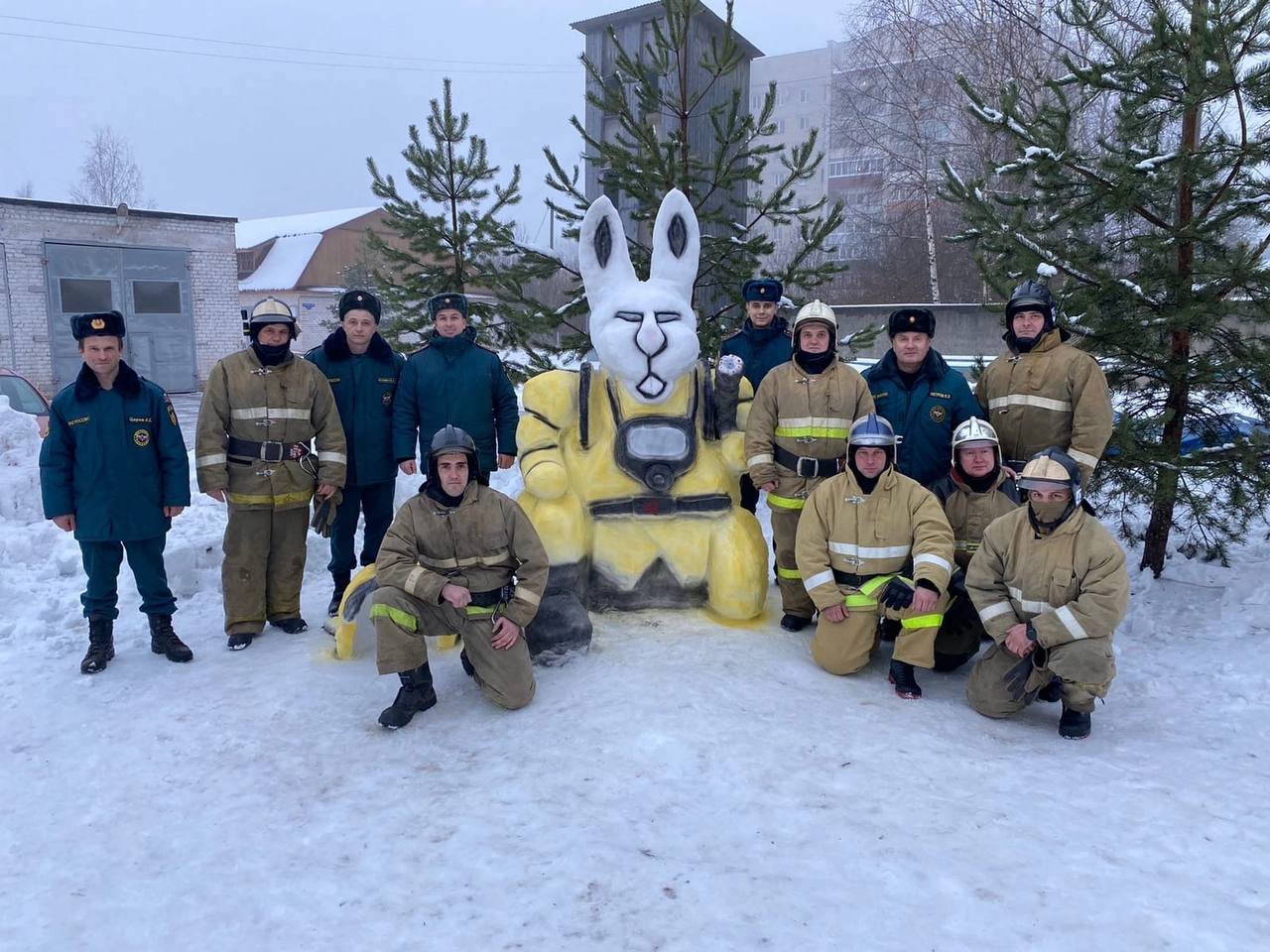 Большого кролика-пожарного слепили из снега в Нелидово - новости Афанасий