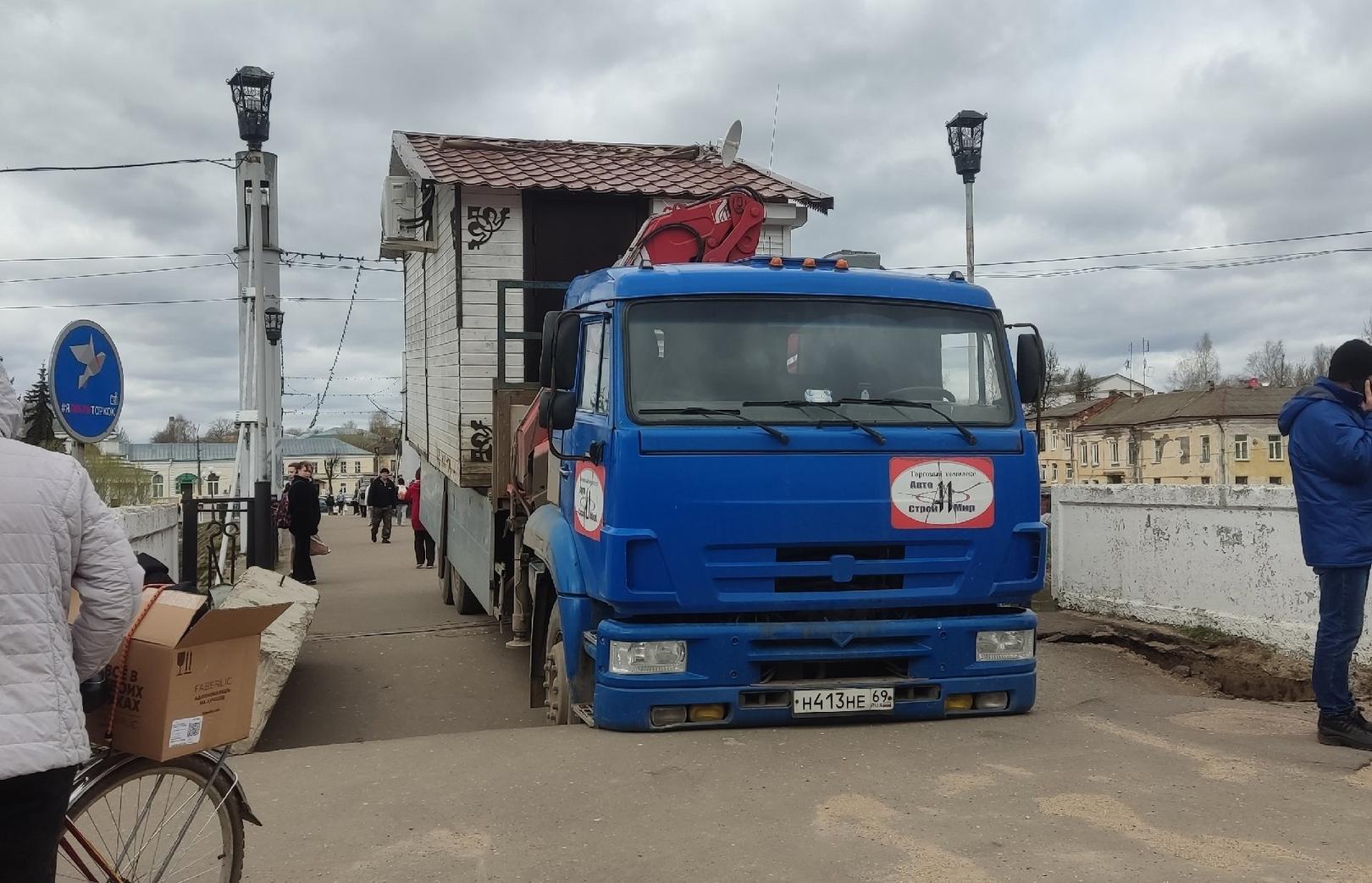 В Торжке под грузовиком с ларьком просел мост