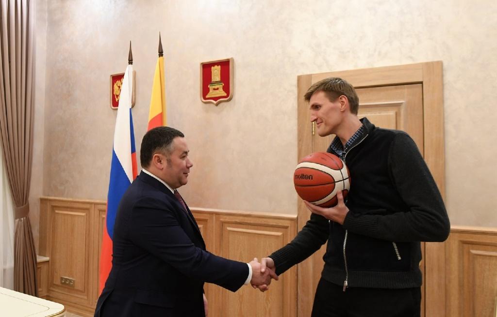 В Твери при поддержке Российской Федерации баскетбола будет введено в строй девять открытых баскетбольных площадок
