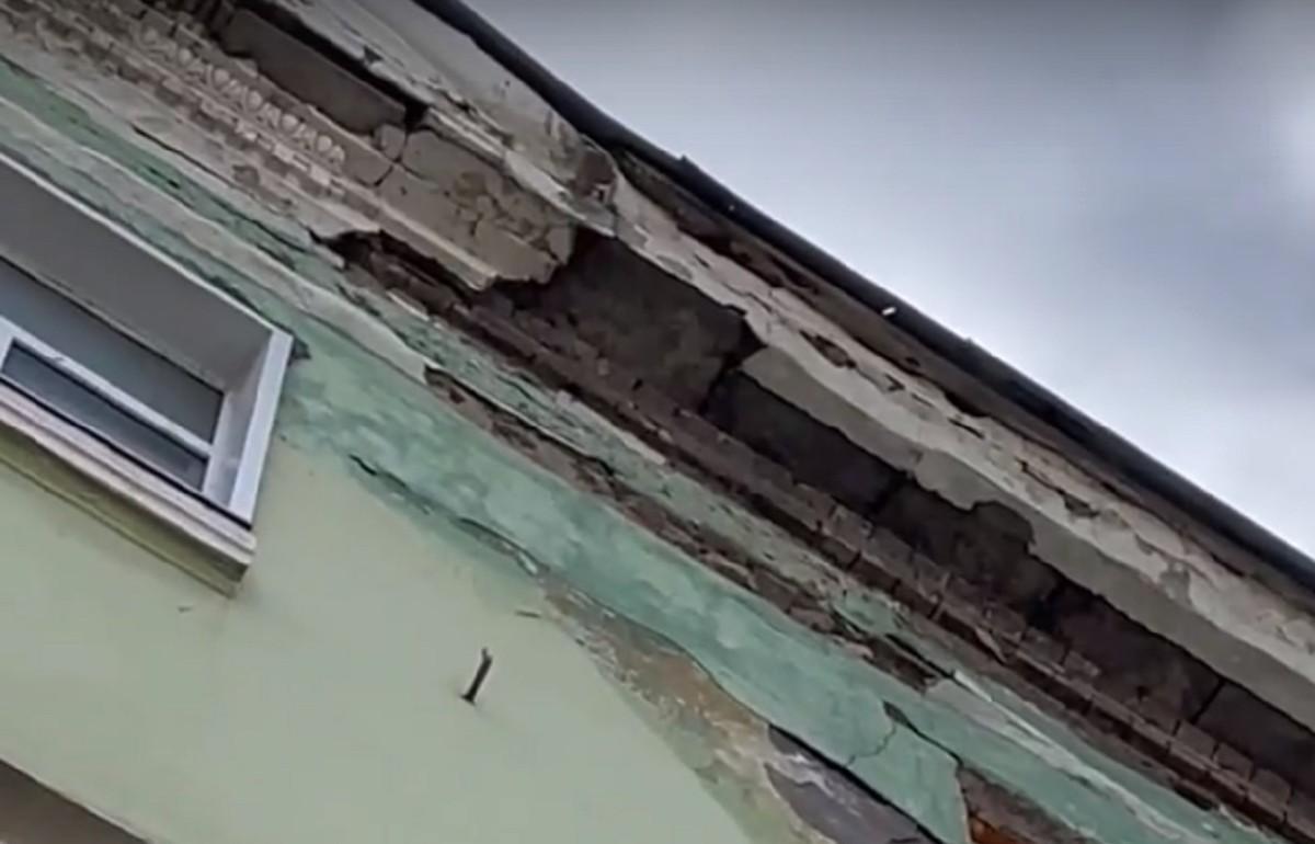 В Твери из-под крыши дома на проспекте Ленина падают куски штукатурки - новости Афанасий