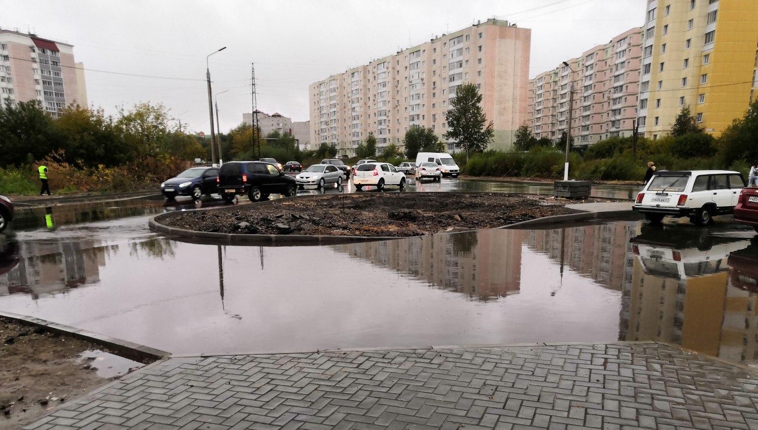 Новая дождь. Затопило дорогу. Затопленные асфальт. Ливень парк. Лужи в Москве после ливня затоплены дороги.