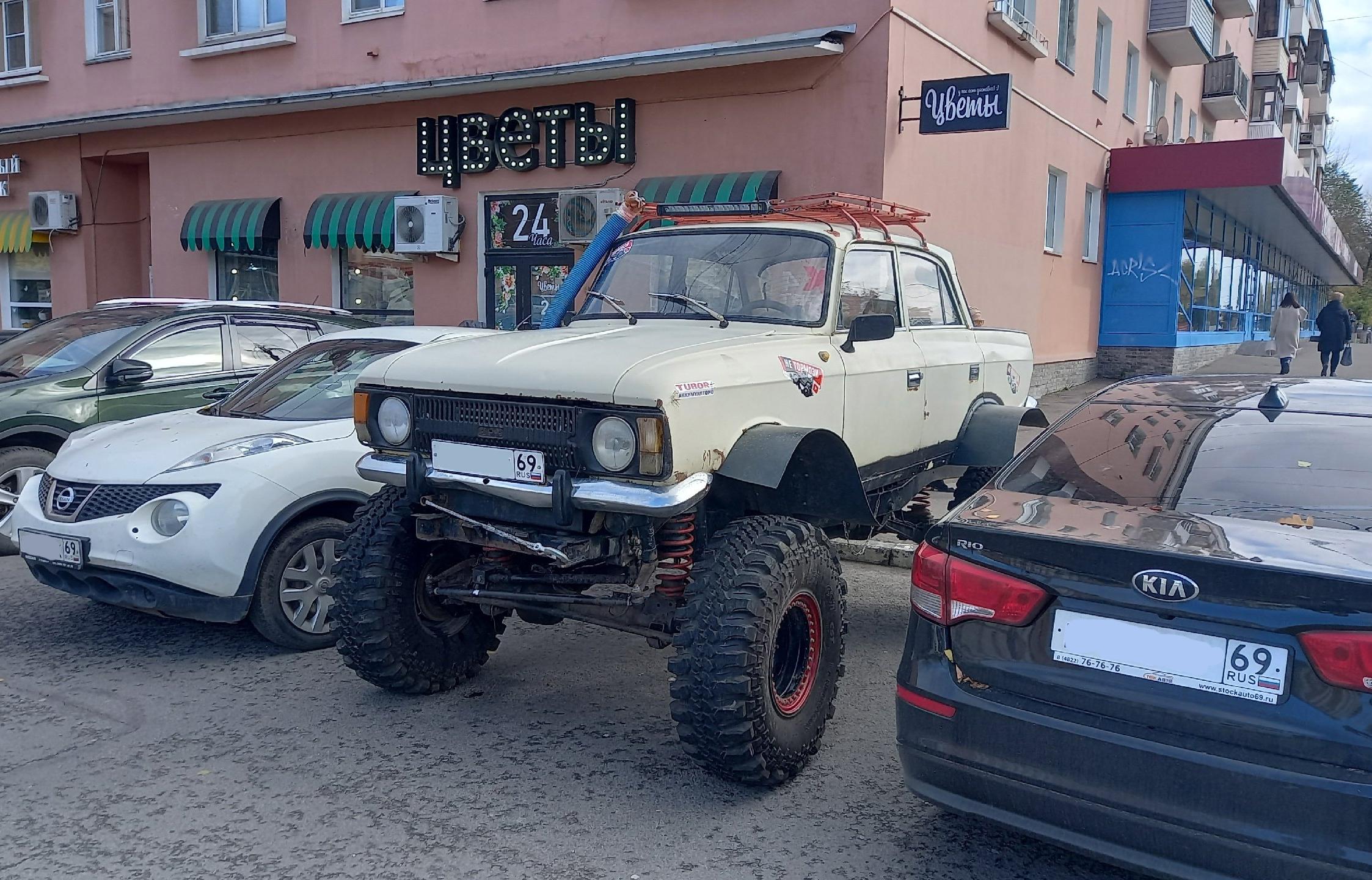 В Твери на площади Терешковой припаркован «король бездорожья»