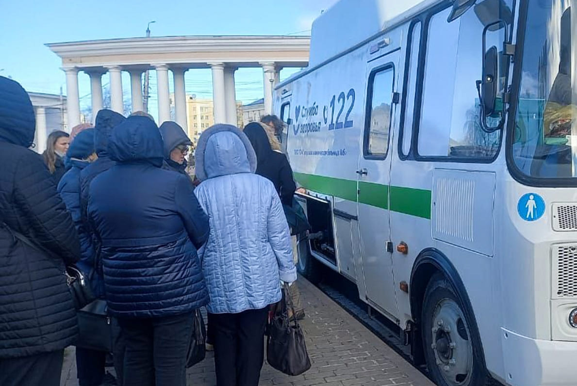 Жители Твери проверили свое здоровье в мобильном медицинском комплексе, переданном накануне городской больнице №6