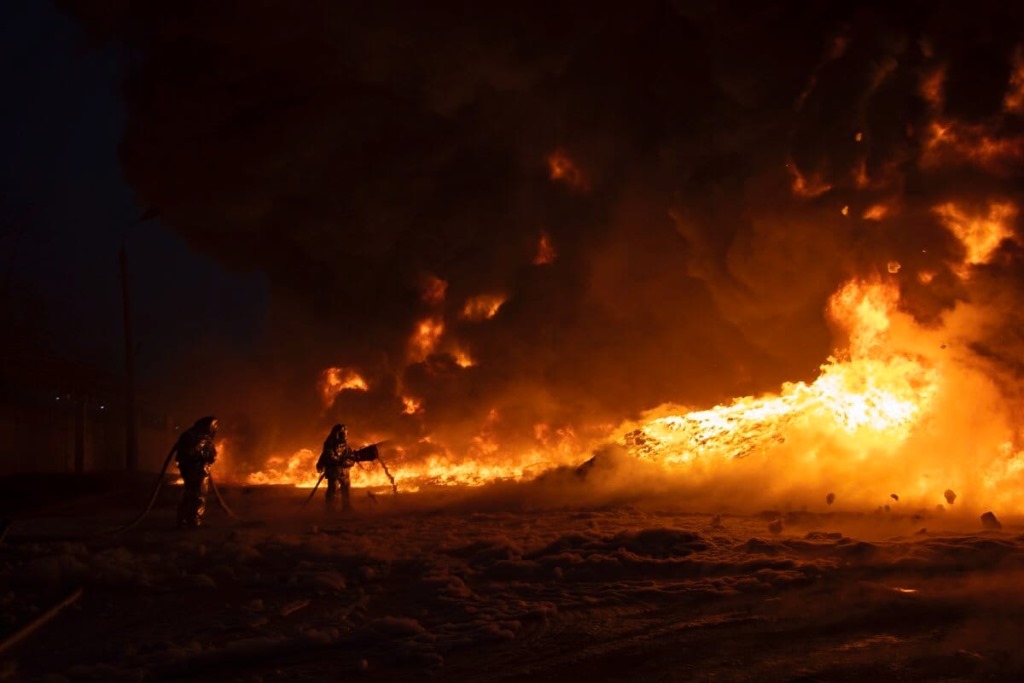 Пожарный поезд из Твери отправился на тушение пожара на Комсомольской площади в Москве 