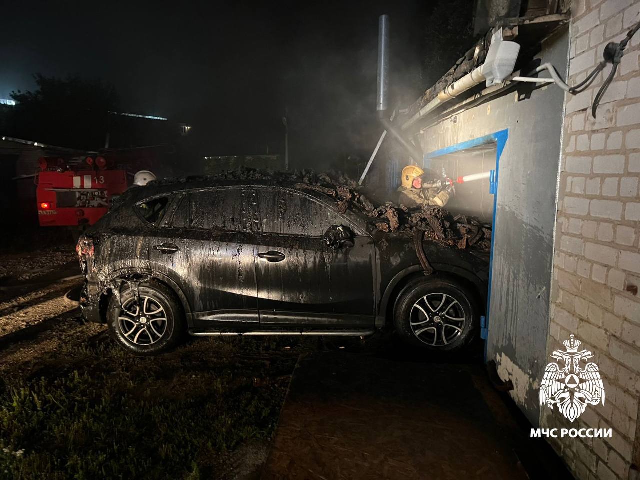 Пожарные спасли автомобиль из горящего гаража в Тверской области 