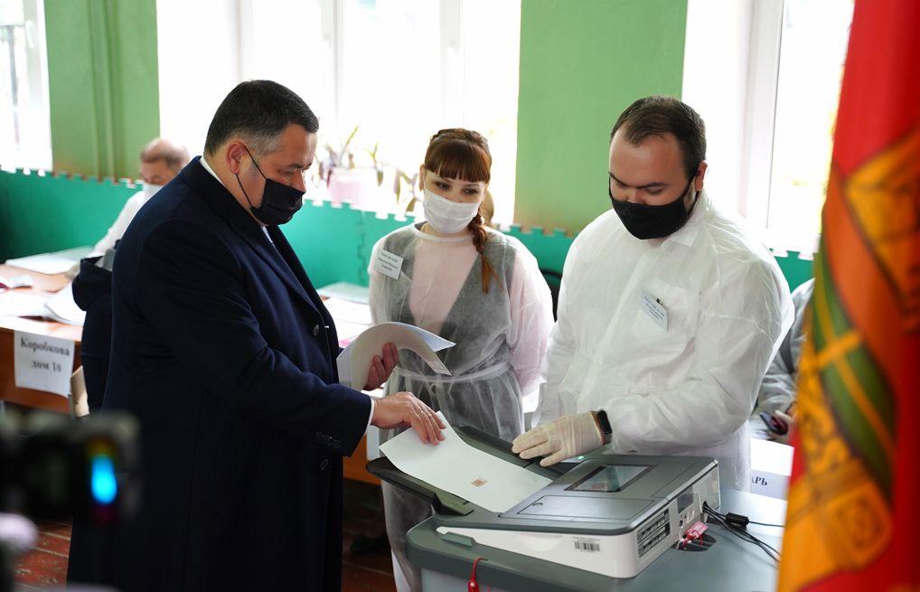 Губернатор Игорь Руденя проголосовал на избирательном участке в школе №14 Твери 