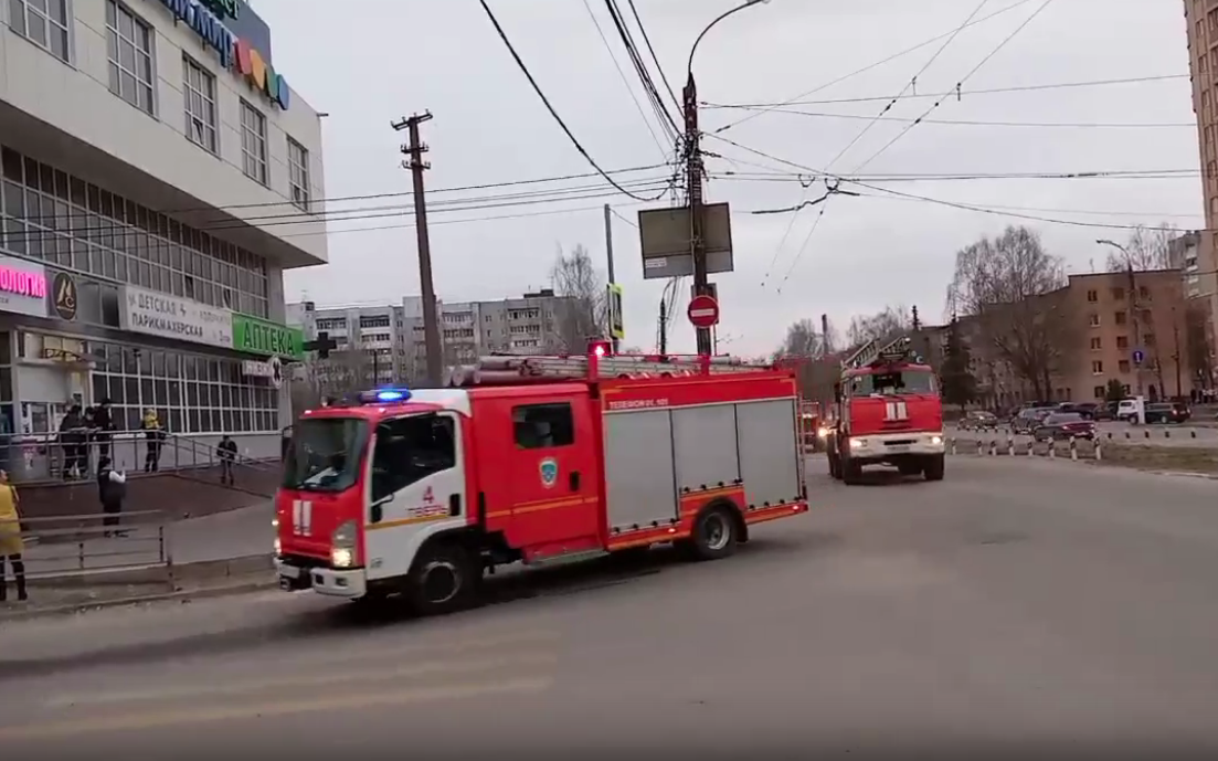 В Твери отделения нескольких пожарных частей выезжали к ТЦ «Иртыш»