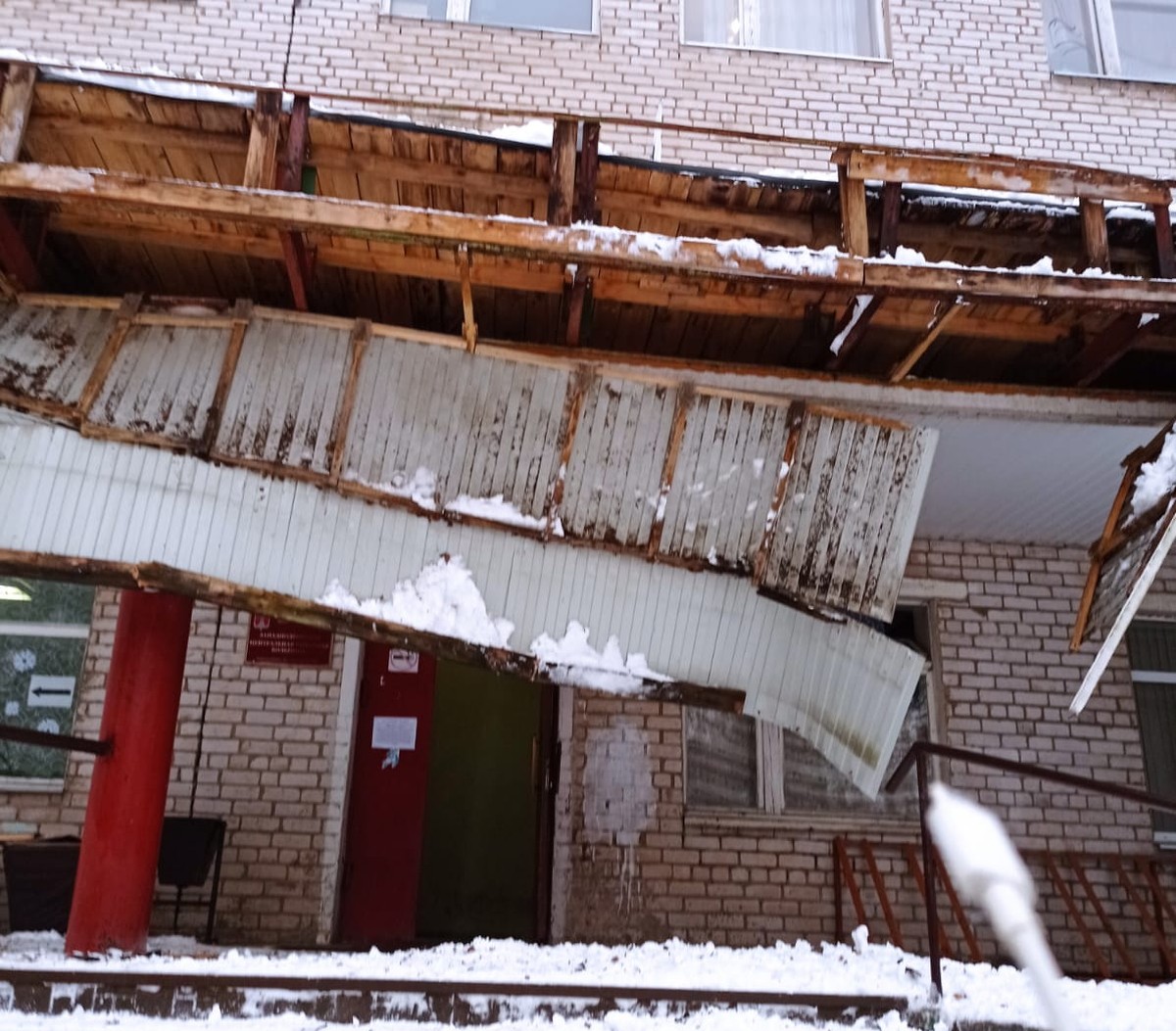 В больнице в Западной Двине под тяжестью снега рухнул козырек над входом |  13.12.2022 | Тверь - БезФормата