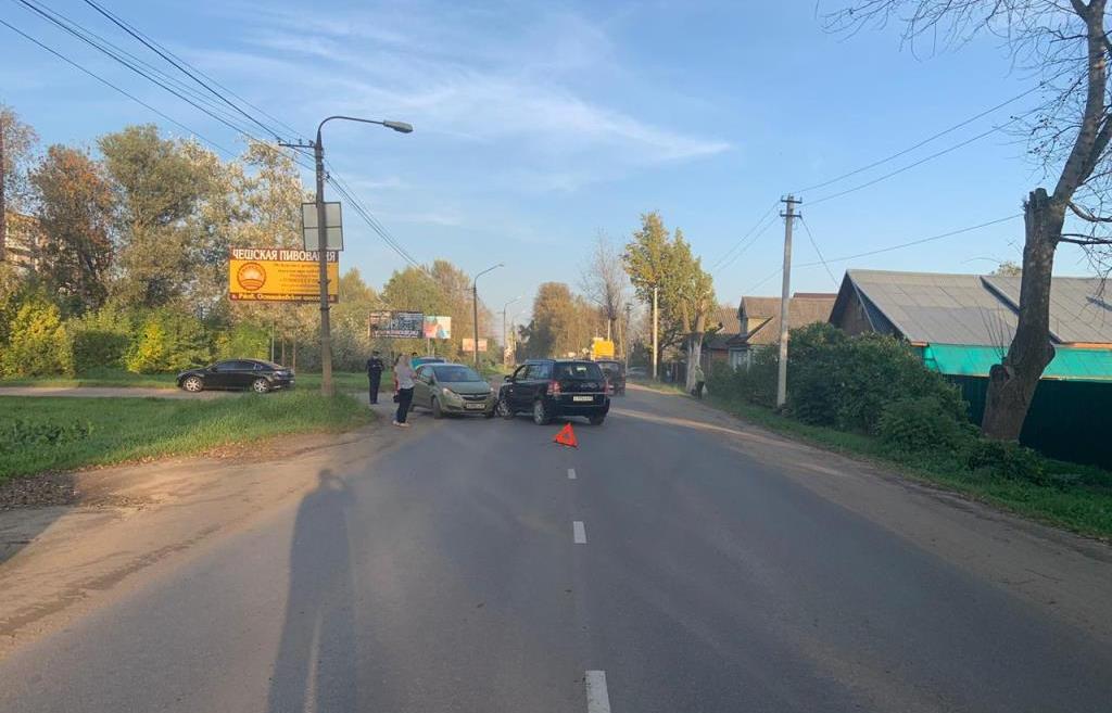 В Ржеве Тверской области при столкновении легковушек пострадал мужчина
