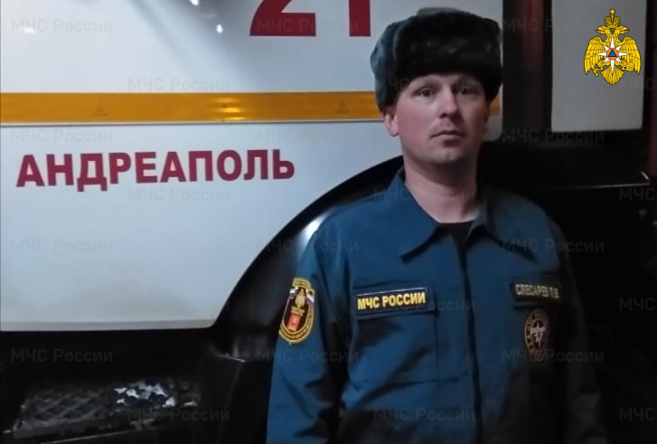 В Тверской области пожарный спас пожилого мужчину из горевшего дома