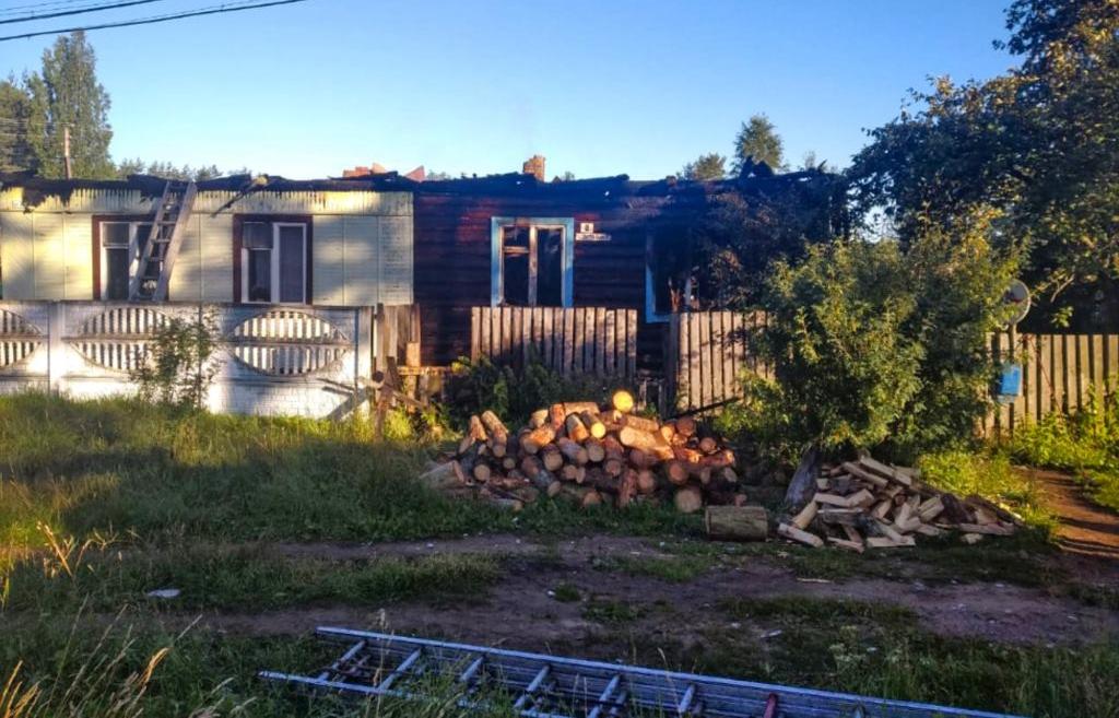 Мужчине и ребенку удалось спастись на пожаре в Тверской области