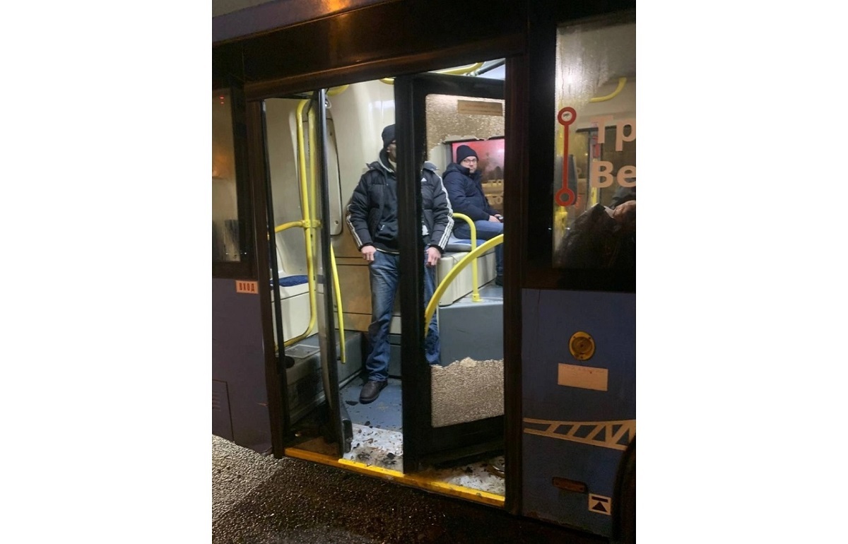 В Твери пассажир с пистолетом расстрелял  дверь в автобусе