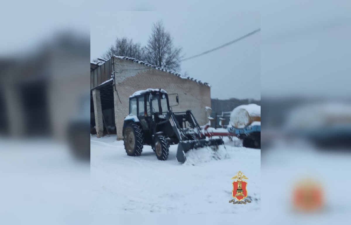 В Торжокском районе пытались угнать колхозный трактор