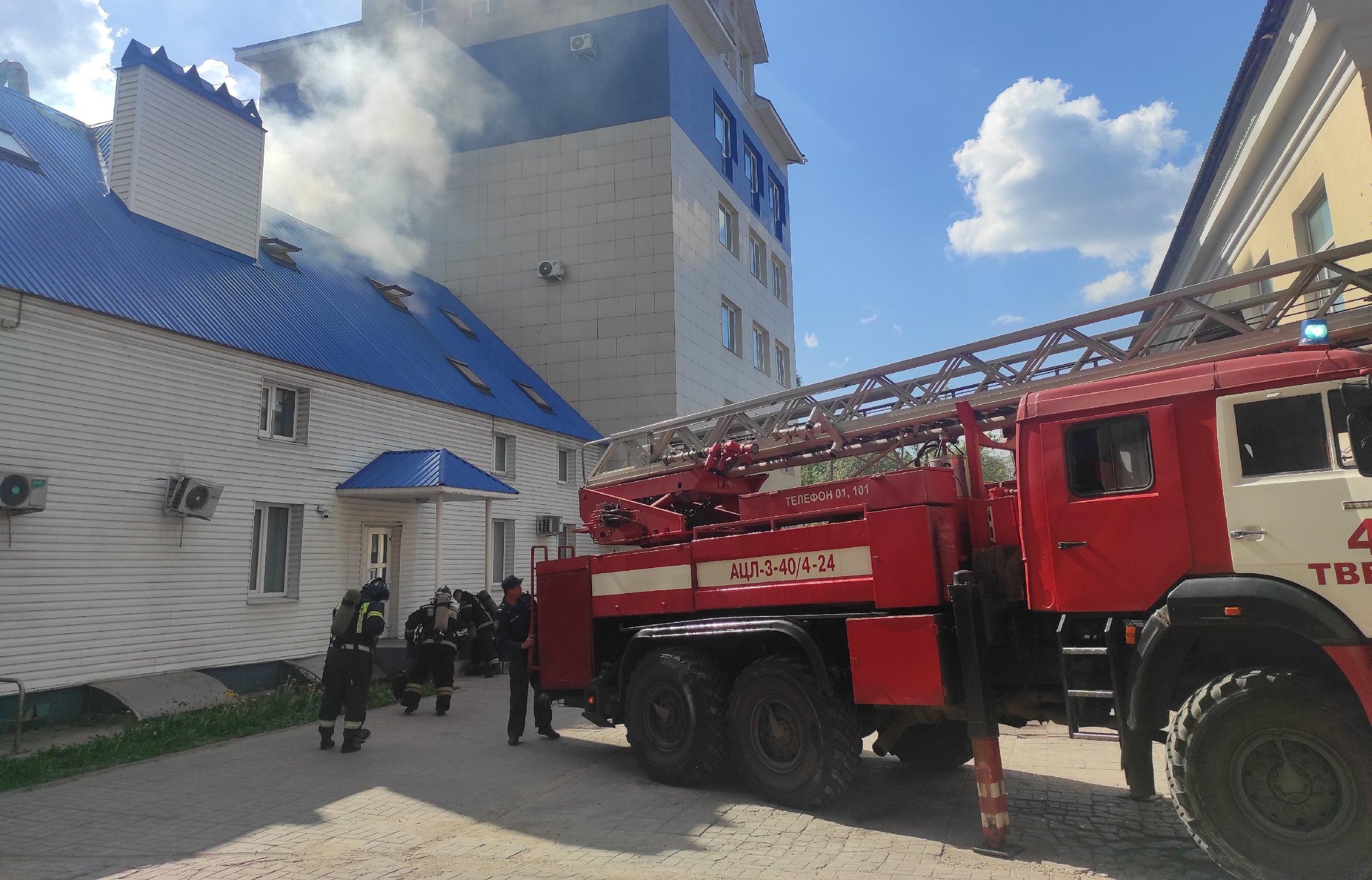 В Твери тушат пожар в офисном здании: видео