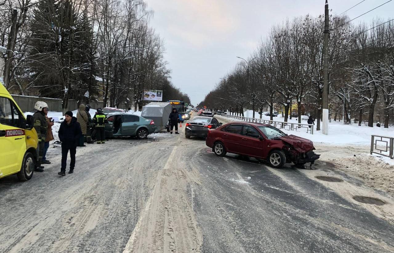 В Твери в тройном ДТП пострадали несколько человек – Новости Твери и  городов Тверской области сегодня - Afanasy.biz – Тверские новости. Новости  Твери. Тверь новости. Новости. Новости сегодня. Новости Твери сегодня.  Последние