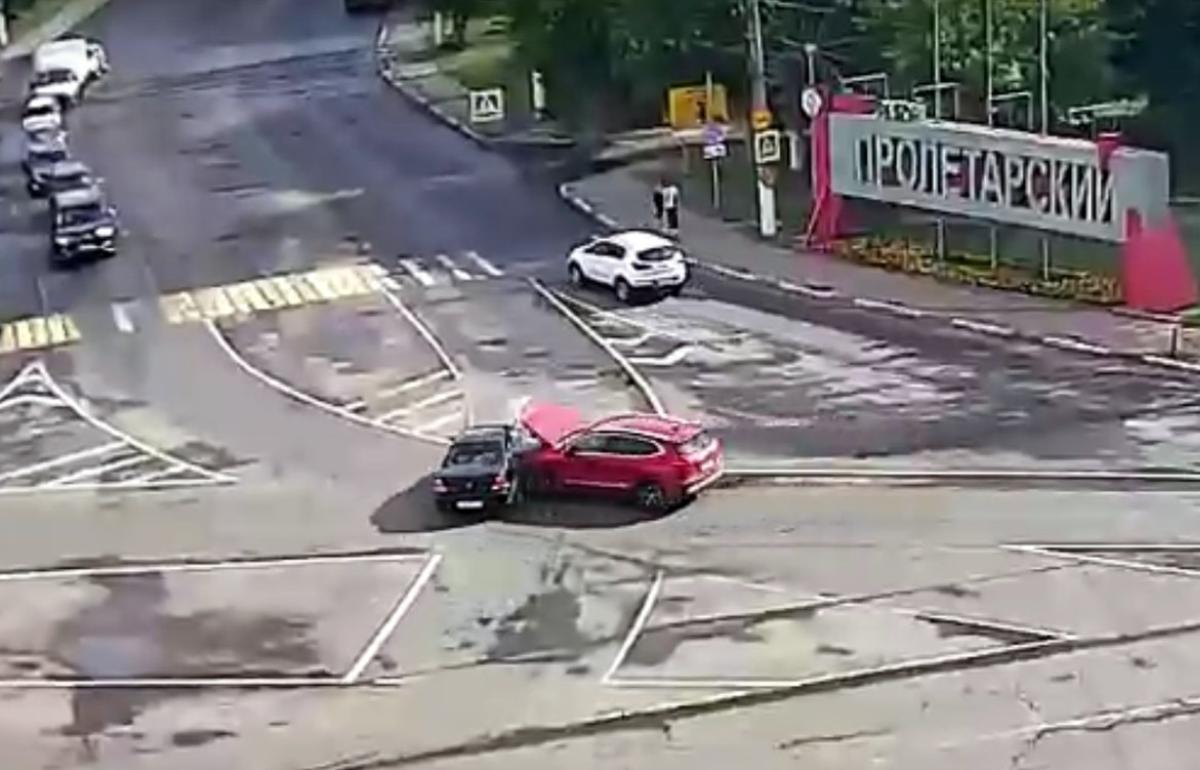 Момент ДТП на проспекте Калинина в Твери с участием двух автомобилей попал на видео - новости Афанасий
