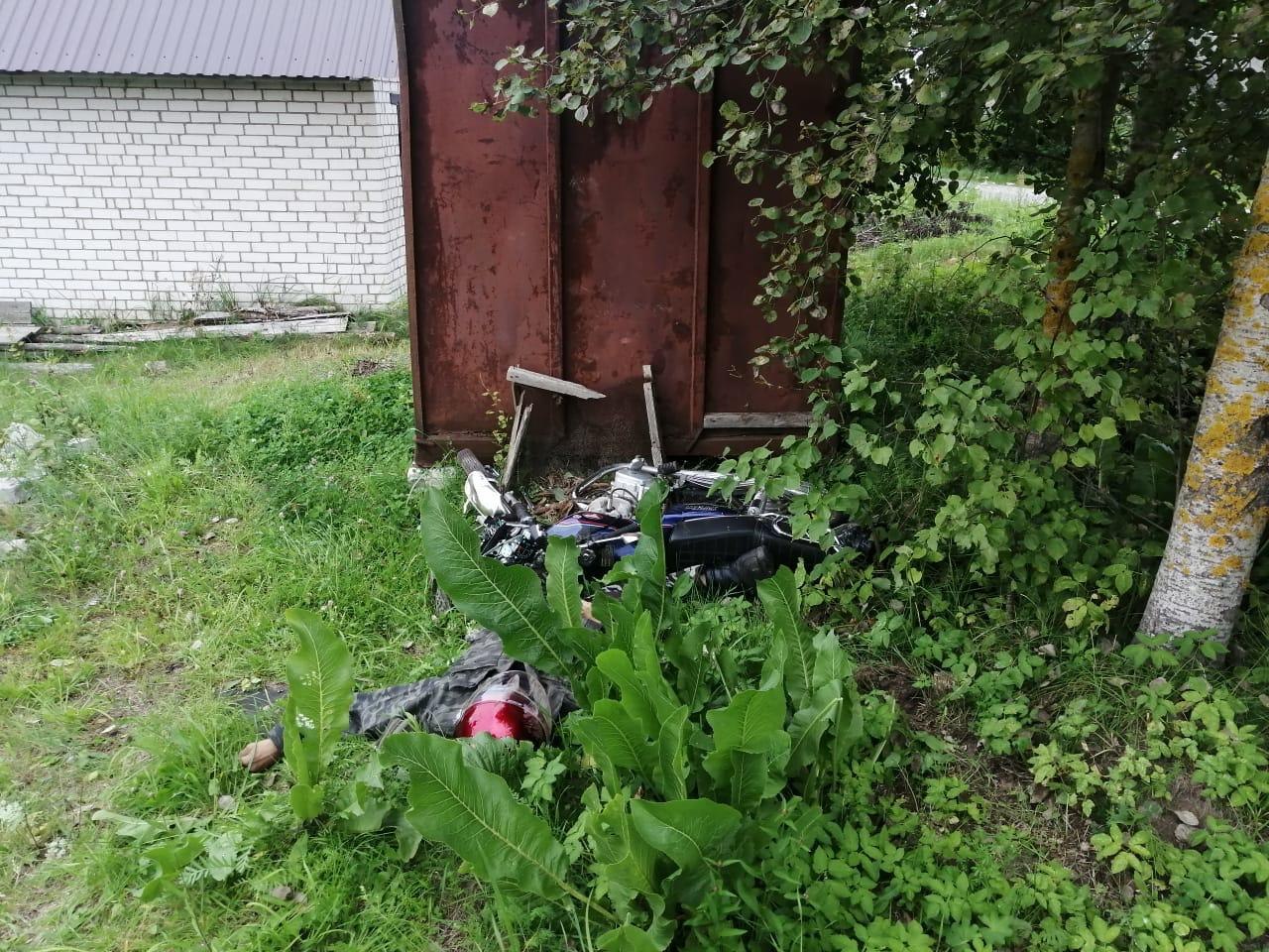 Водитель мотоцикла погиб, врезавшись в металлический контейнер под Тверью