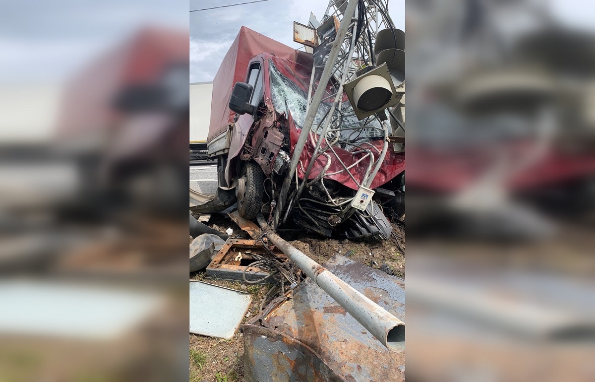 В Тверской области грузовик врезался в дорожный знак «Пешеходный переход»