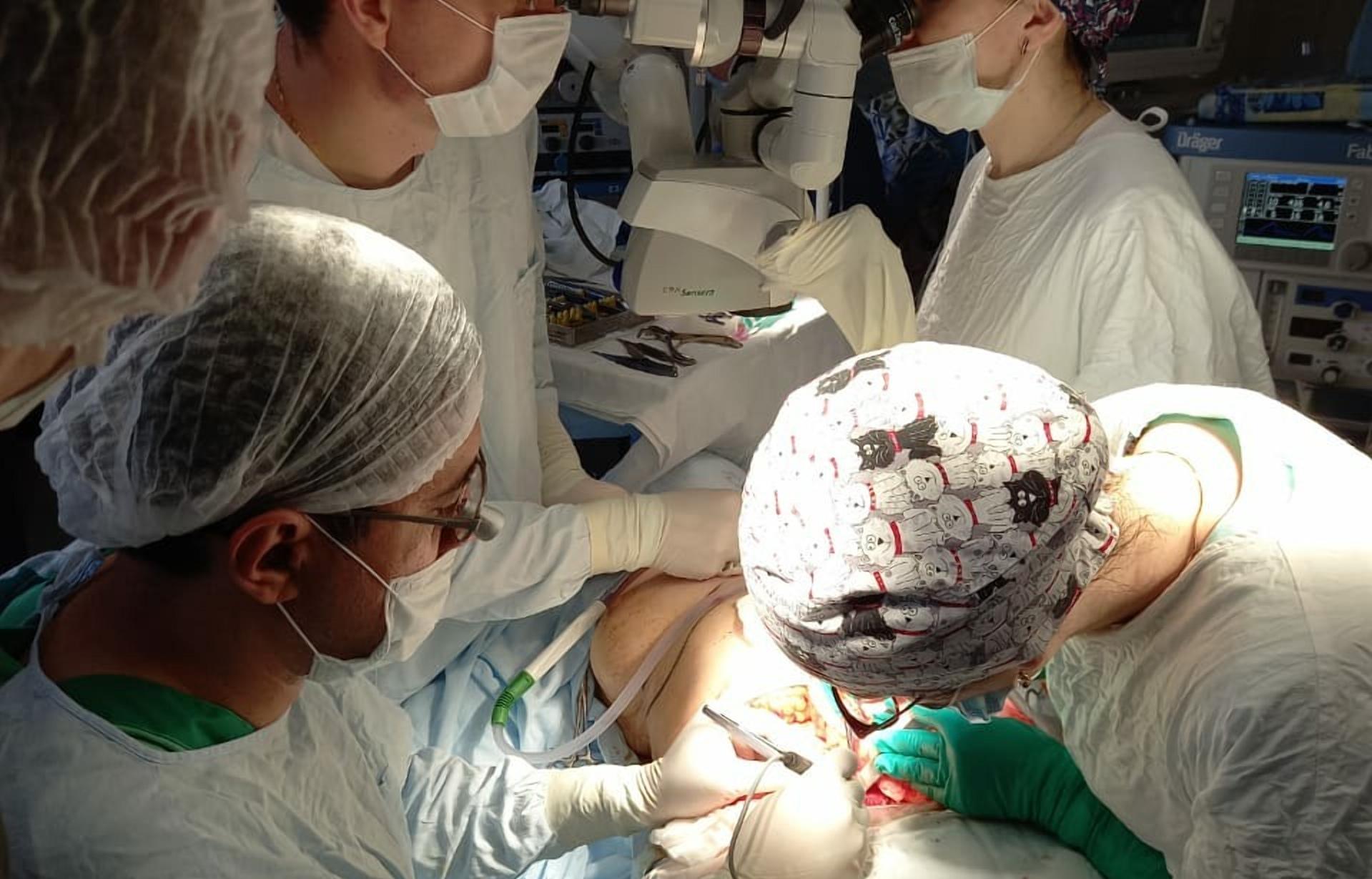 Уникальную восьмичасовую операцию по реконструкции груди после рака провели в Твери
