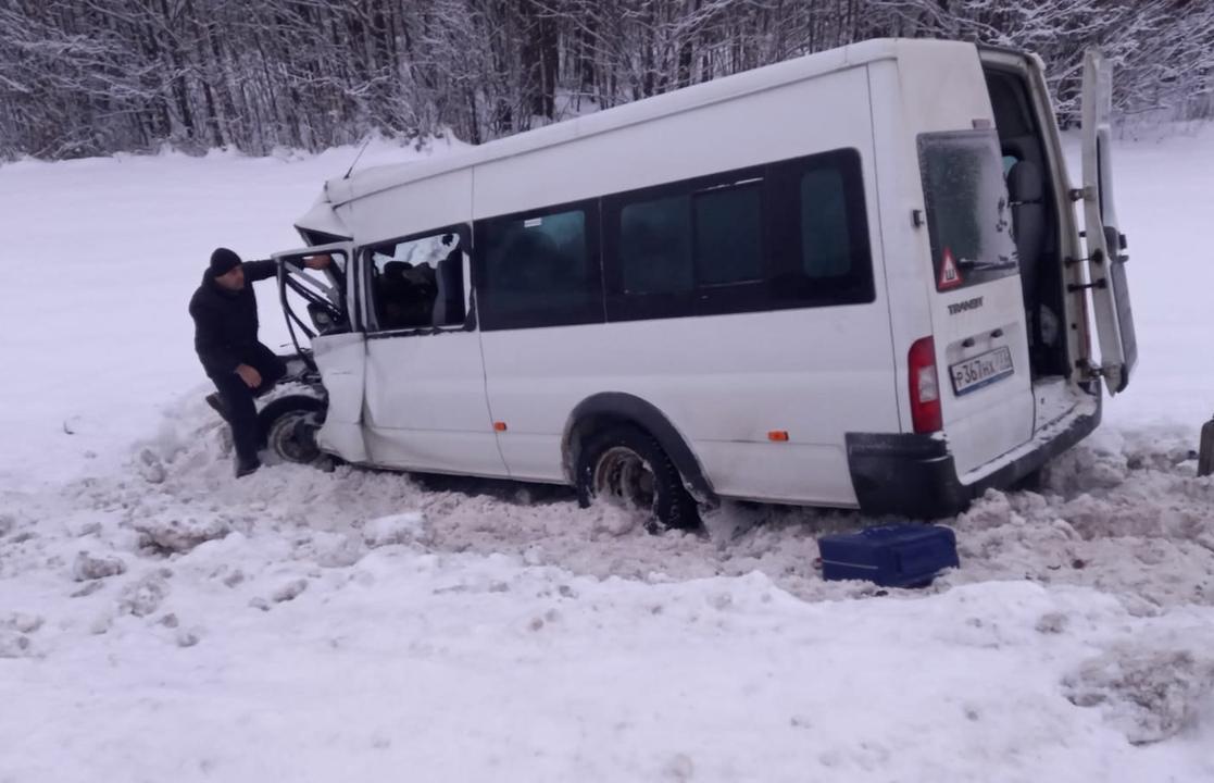 В Тверской области при столкновении микроавтобуса и перевозившего хлеб грузовика пострадали два человека