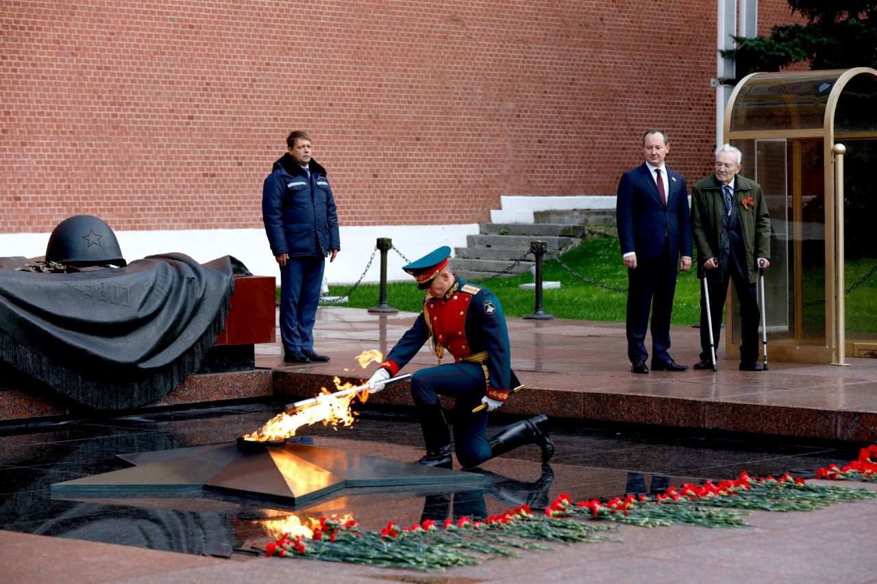 Частица Вечного огня отправилась от стен Кремля на мемориал энергетикам-героям