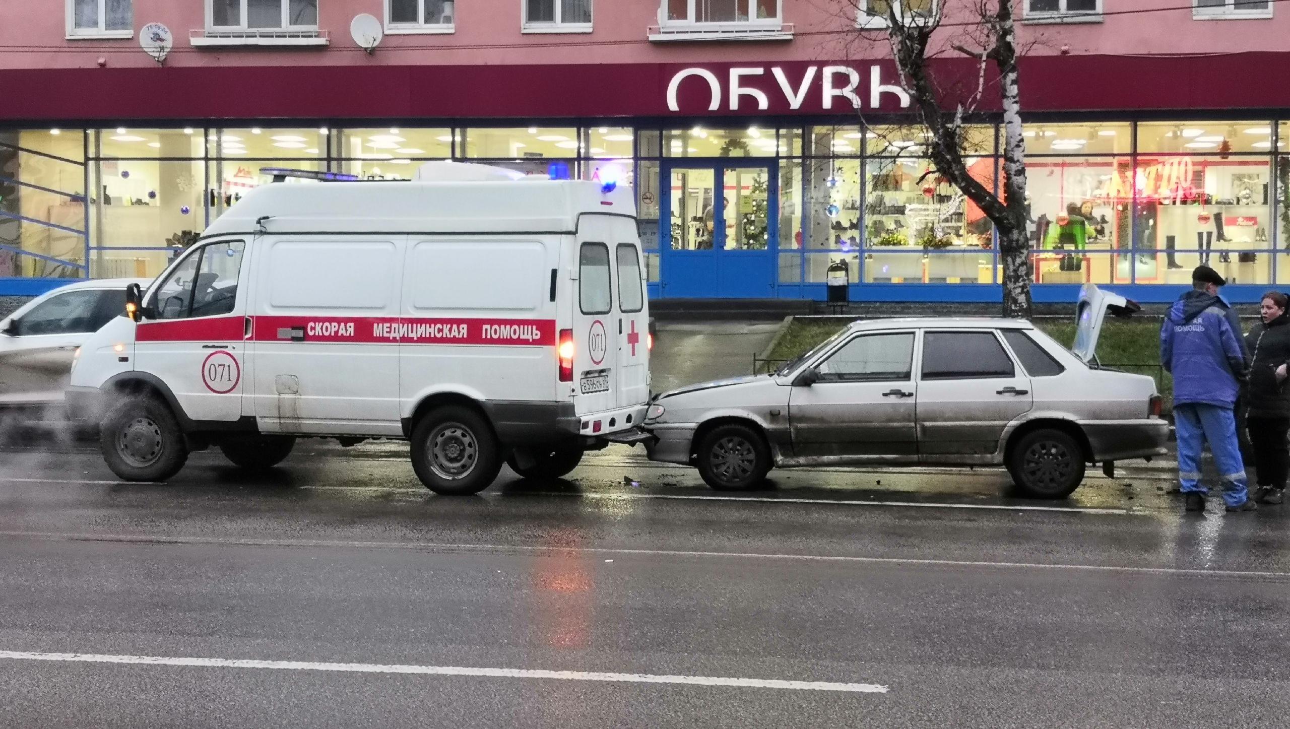 В Твери легковушка врезалась в автомобиль скорой помощи