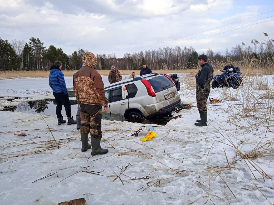 В Тверской области под лед на Селигере провалился внедорожник
