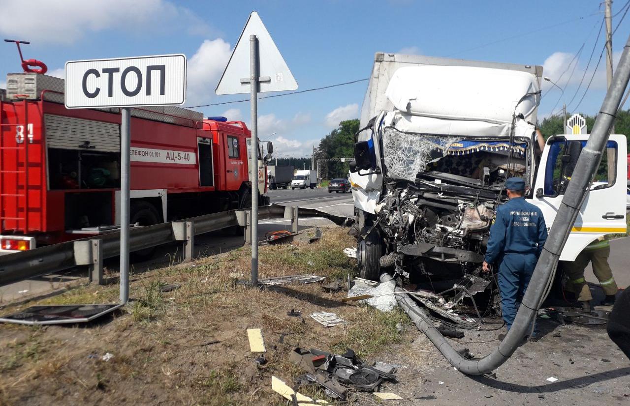 На М10 в Тверской области два грузовика столкнулись на светофоре - новости Афанасий