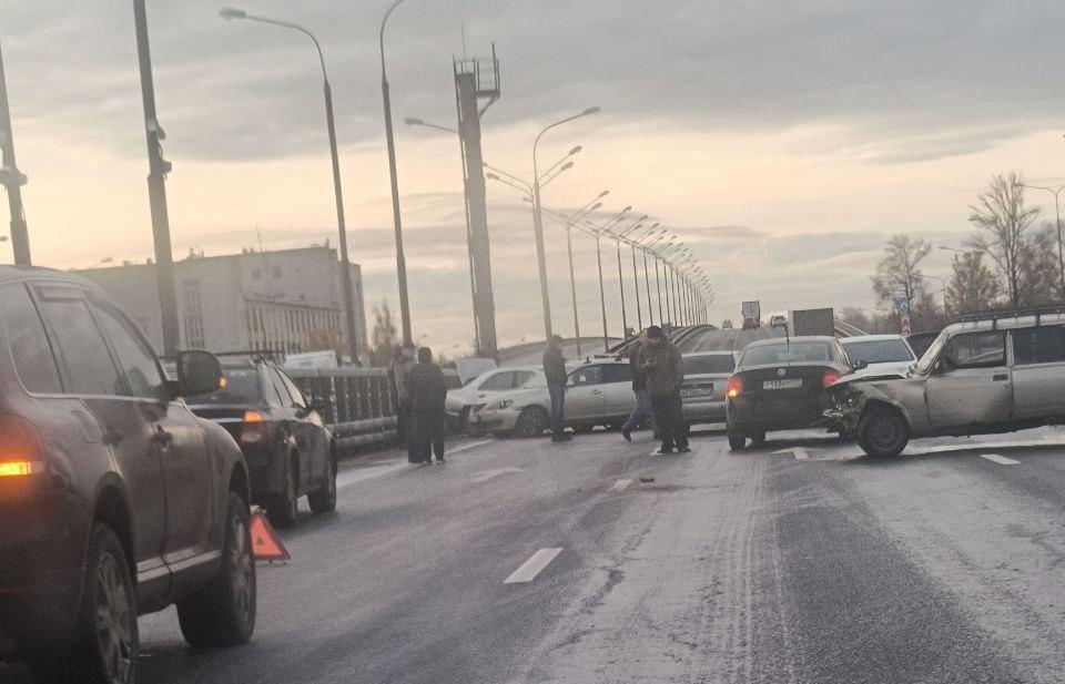 Полтора десятка автомобилей столкнулись на Мигаловском мосту в Твери