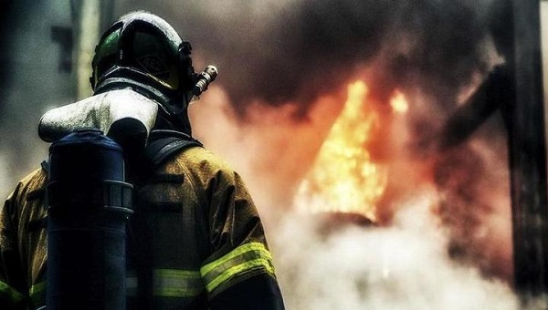 В Тверской области пожарные спасли из огня женщину