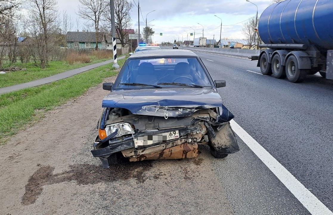 На М10 под Торжком фура зацепила ВАЗ и отправила его в отбойник