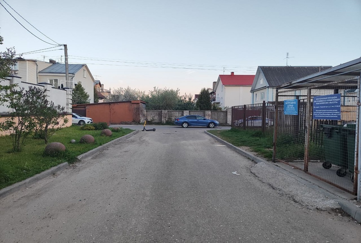 В Твери женщина-водитель сбила двух детей на одном самокате