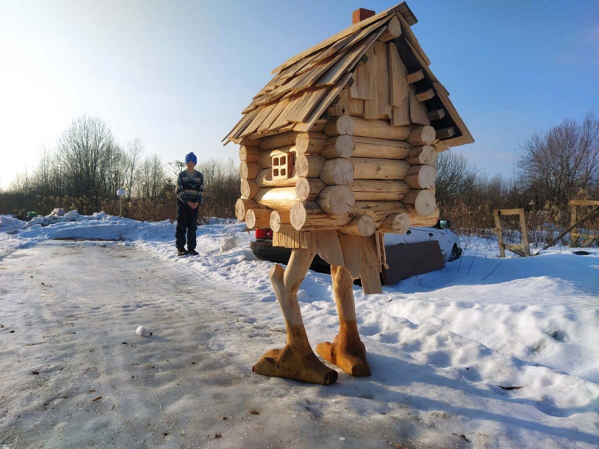 Умелец из Конаково построил избушку на курьих ножках | 02.02.2023 | Тверь -  БезФормата