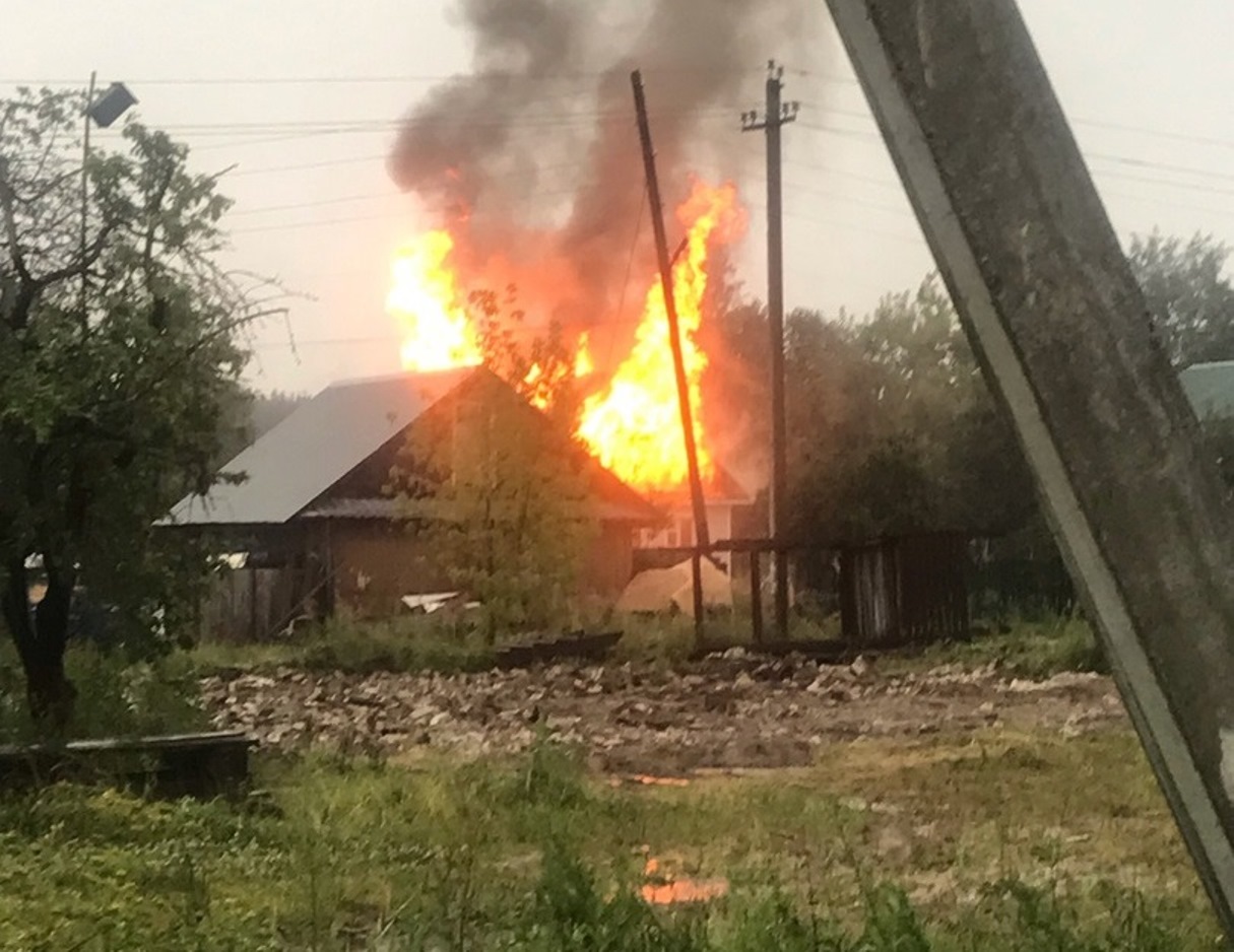 В Кимрах из-за удара молнии сгорел дом - ВИДЕО