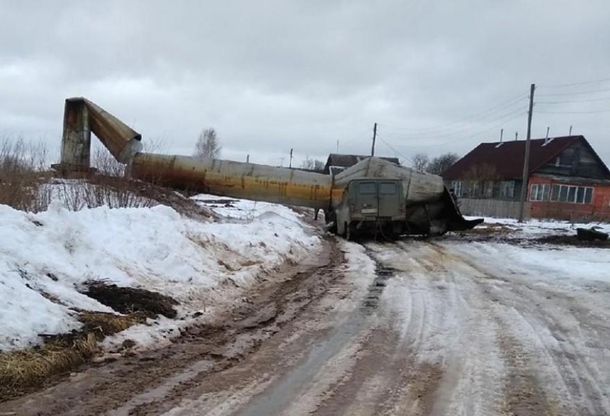 Появилось видео обрушения водонапорной башни в Тверской области, раздавившей «Буханку»