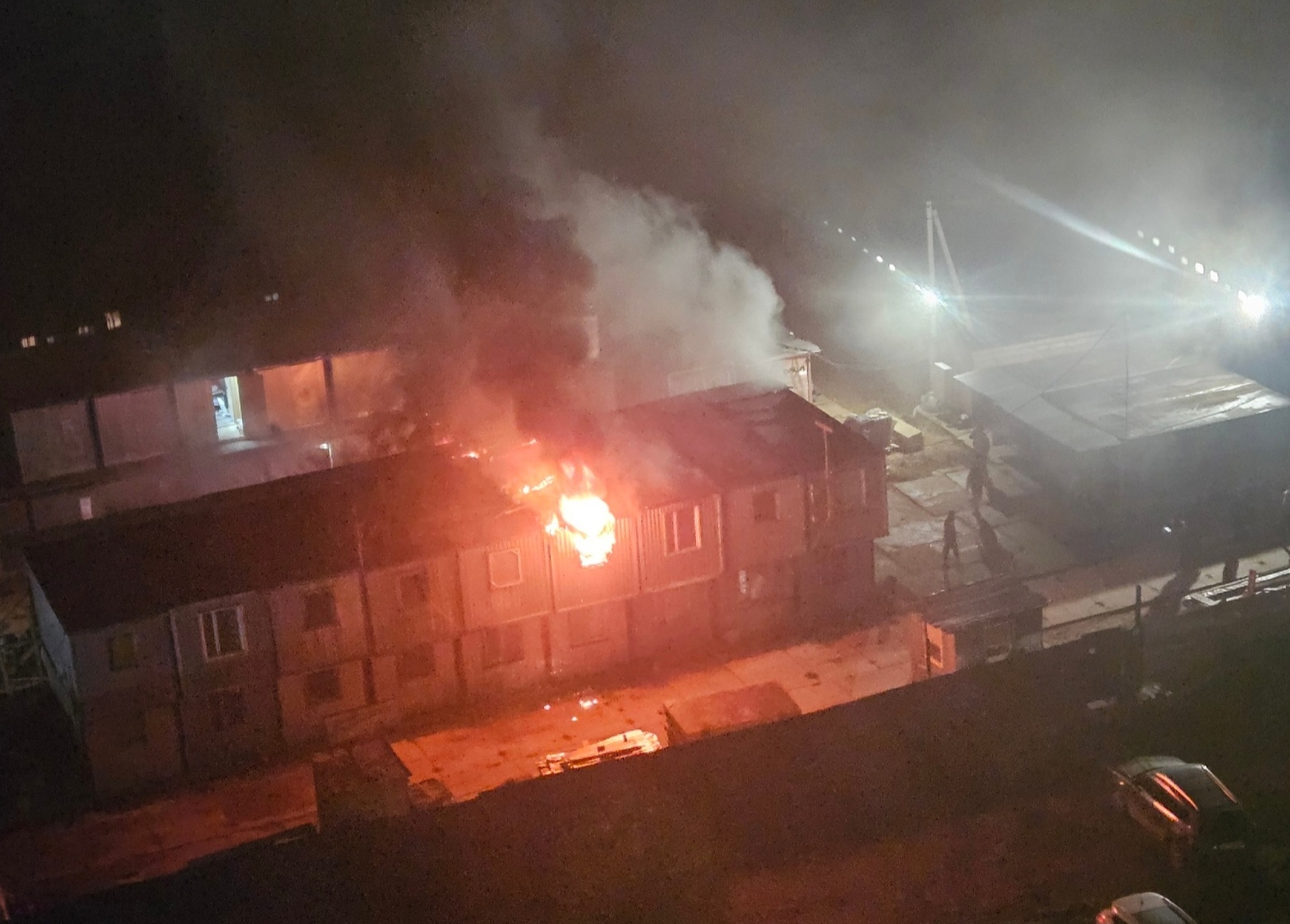 В Твери в Брусилово горят бытовки строителей