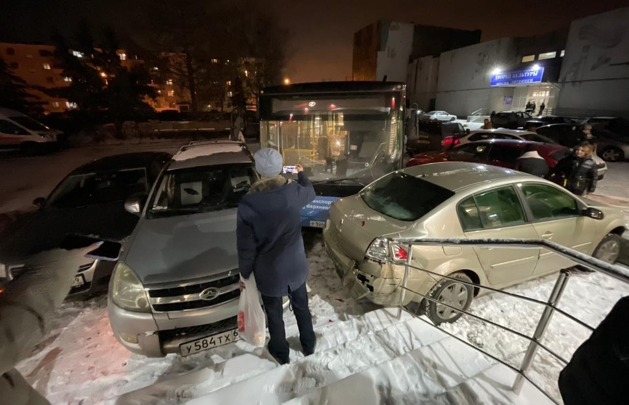 В Твери автобус протаранил 6 автомобилей у магазина «Пятерочка»