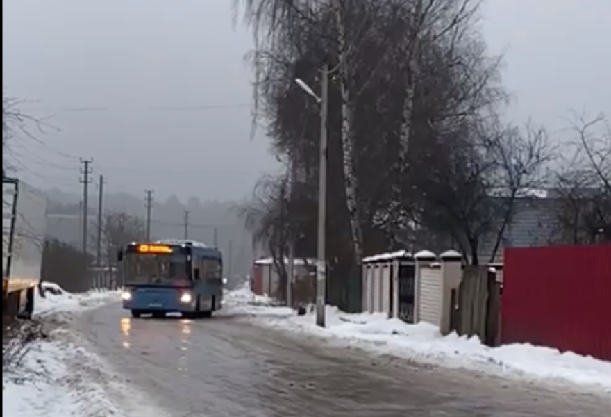 Под Тверью жители деревни сняли попытку автобуса тронуться на обледеневшей дороге