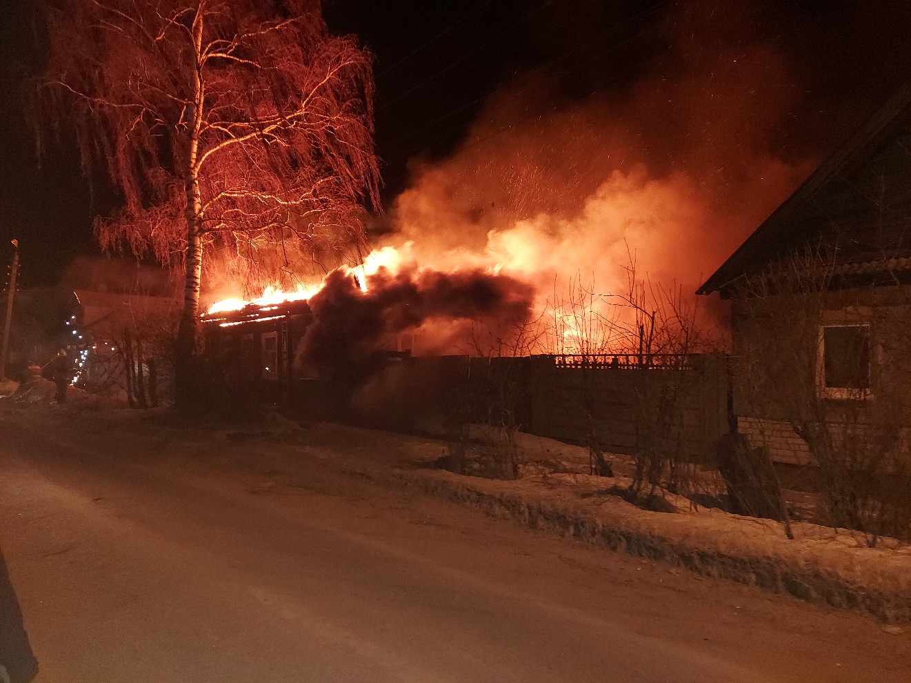 В Тверской области таксист с пассажиром спасли из горящего дома спавшего хозяина