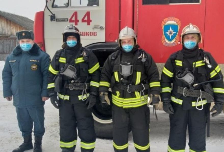 В Тверской области пожарные спасли мужчину из горящего дома