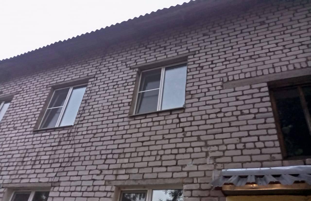 Двухлетняя девочка выпала из окна дома в Торопце Тверской области  - новости Афанасий
