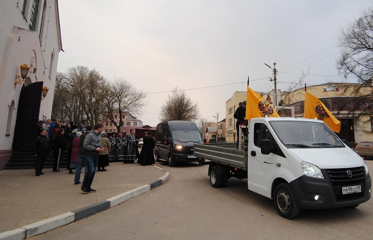 По Твери ездила передвижная колокольня с молитвами против коронавируса