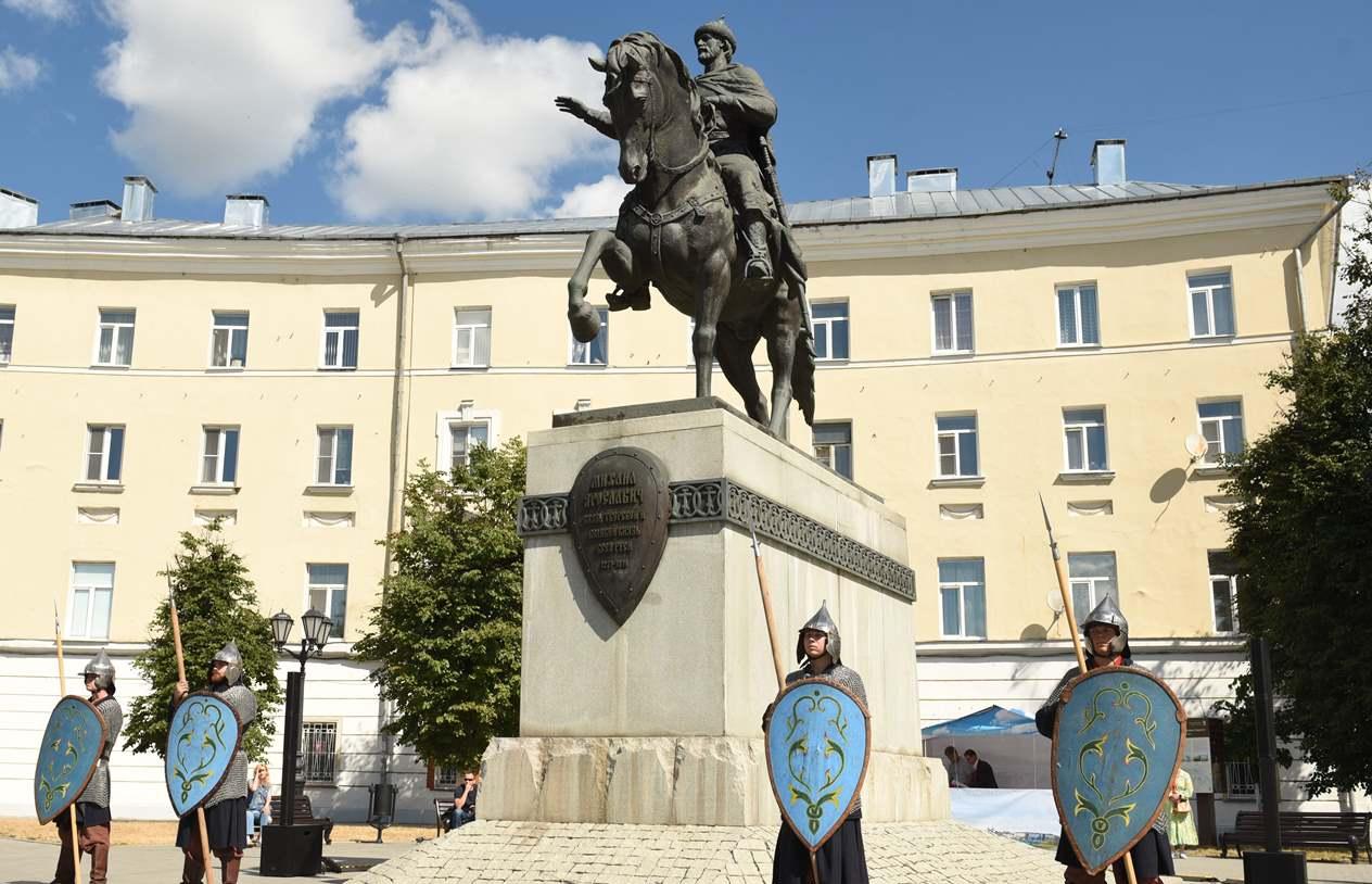 День города Твери начался с возложения цветов к памятнику Михаила Тверского - новости Афанасий