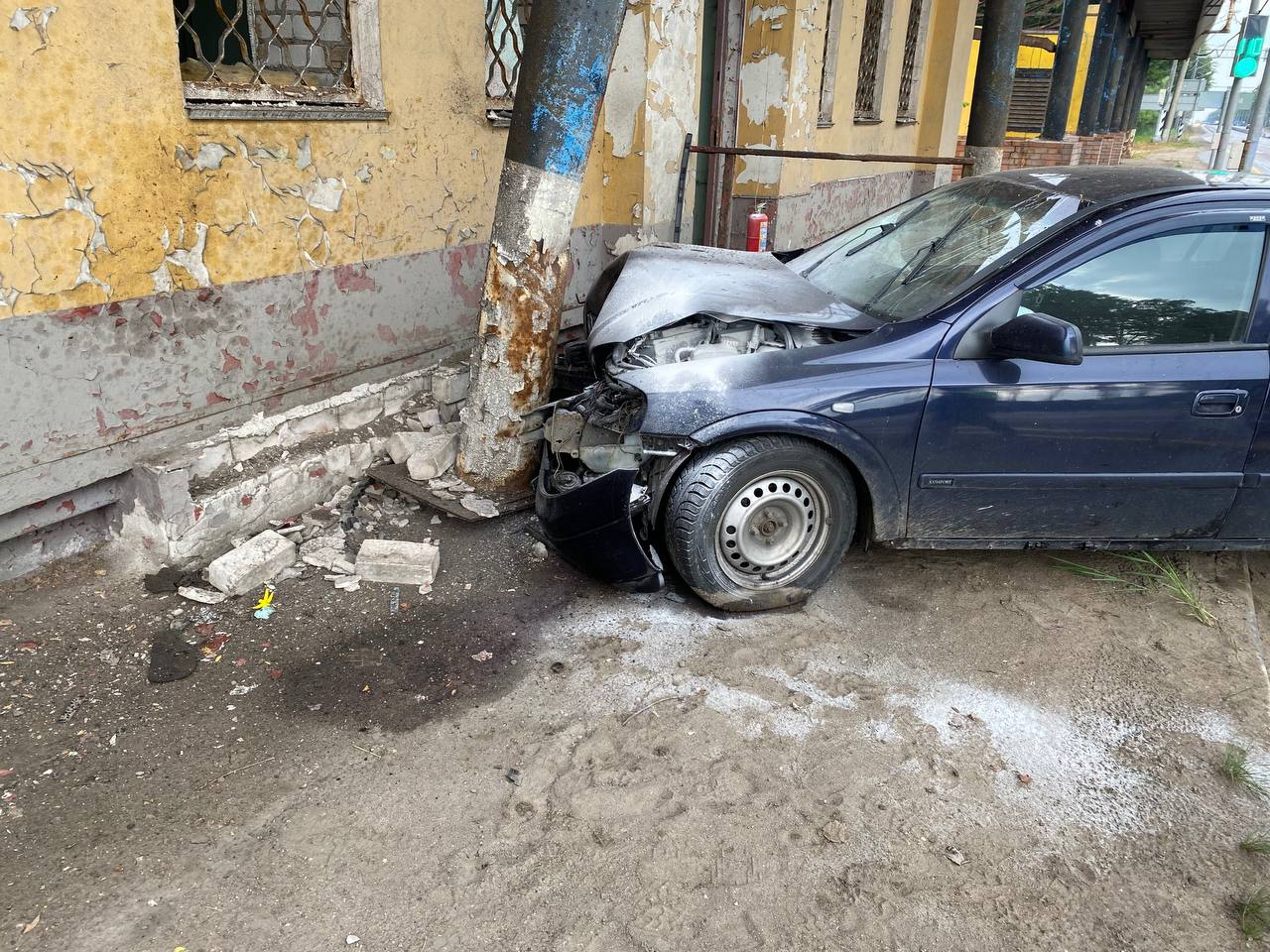 В Тверской области автомобиль протаранил бывший пост милиции | 10.07.2022 |  Тверь - БезФормата