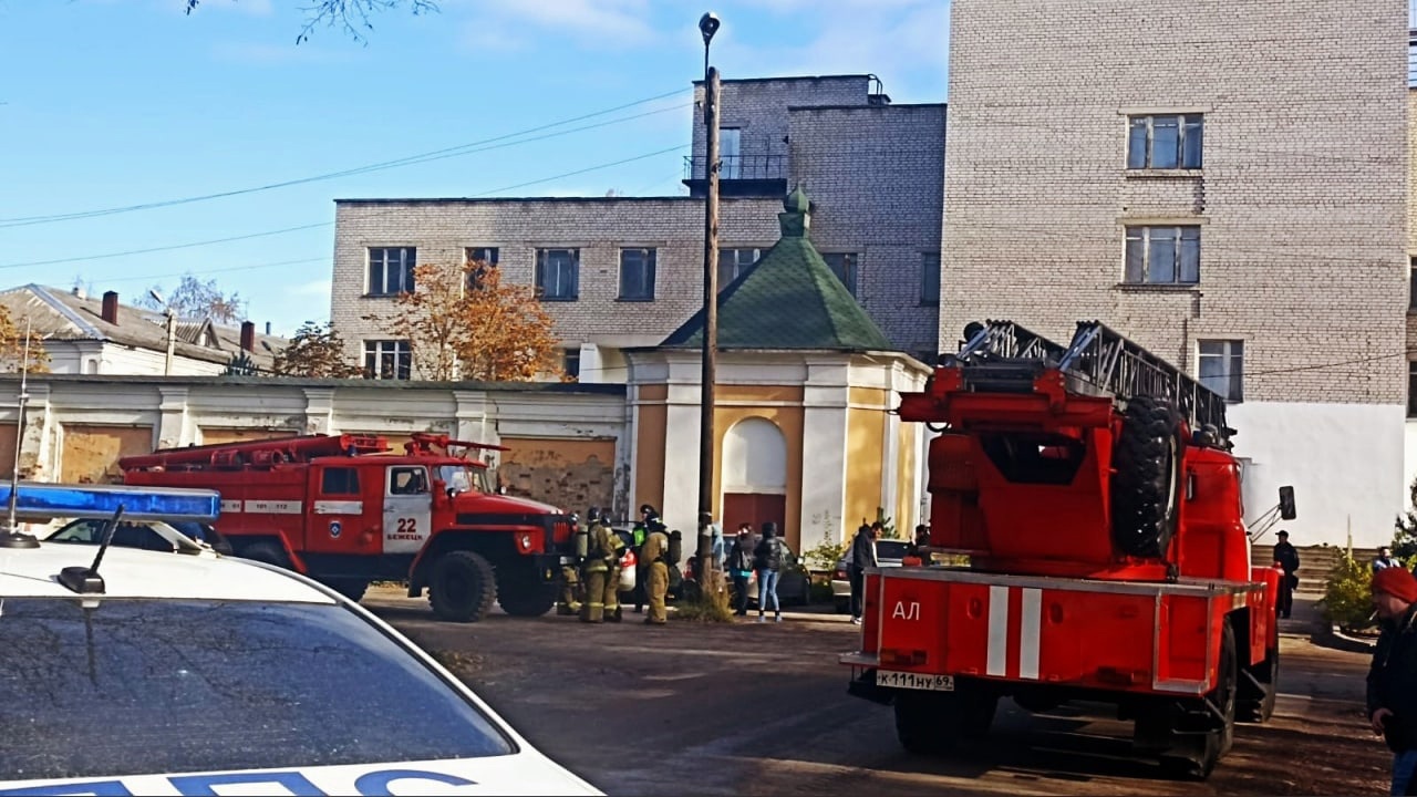 В Бежецке из-за подозрительного предмета под стулом проверяли здание  поликлиники | 14.10.2022 | Тверь - БезФормата