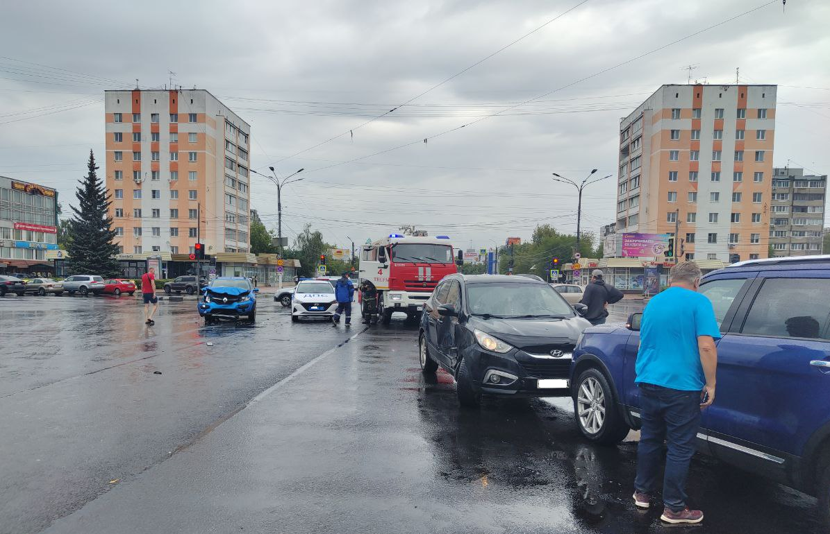 ДТП на площади Капошвара в Твери: видеозапись опровергла утверждение  водителей, что оба ехали на «зеленый» – Новости Твери и городов Тверской  области сегодня - Afanasy.biz – Тверские новости. Новости Твери. Тверь  новости.