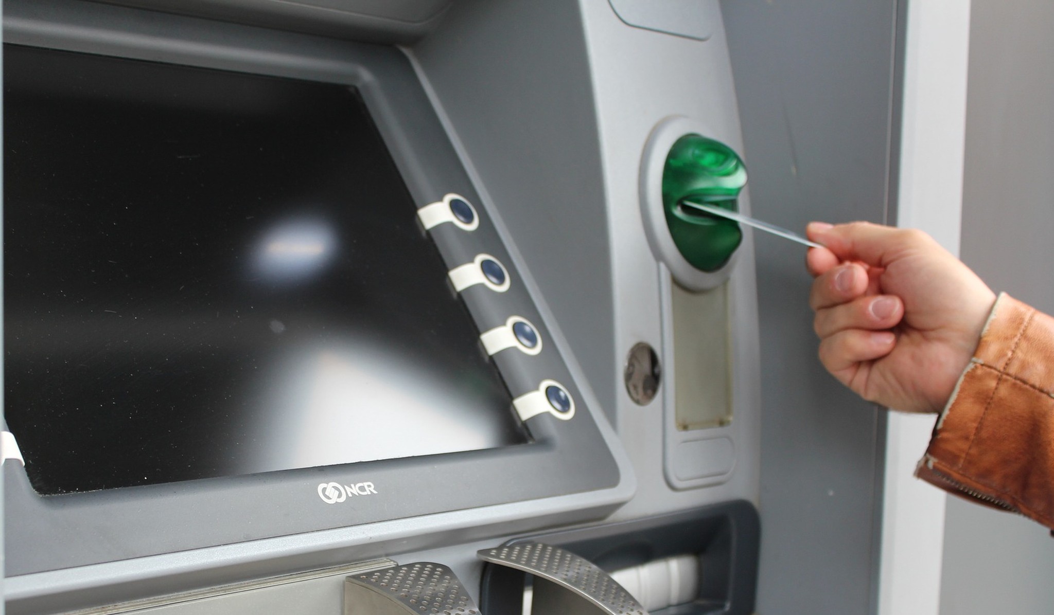 Жительница Тверской области забрала из банкомата чужие деньги и оказалась под следствием